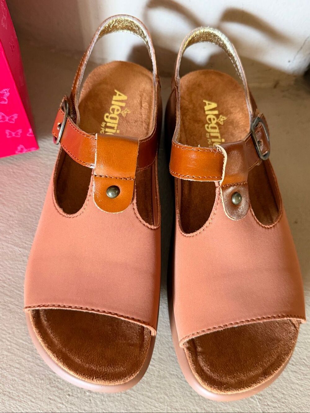 NWT Alegria Betsie stretch luggage sandals. Comfort shoes in size 9. - Picture 4 of 9